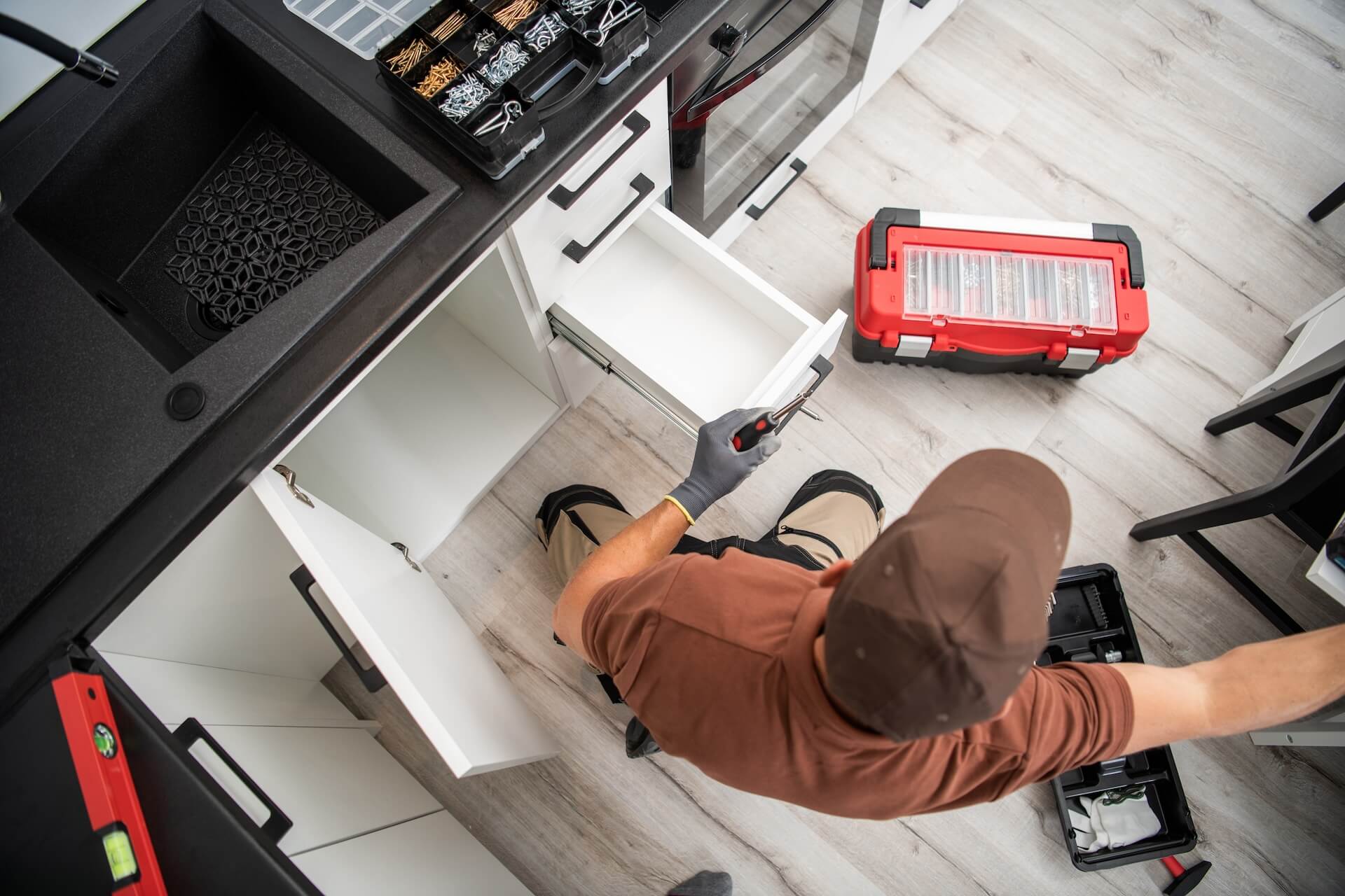 Renovering av kök i Falköping inkluderar små lådor vid vasken